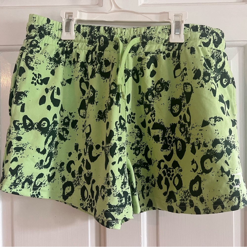 Gymshark Womens Green Animal Graphics Shorts Size Large W/Pockets